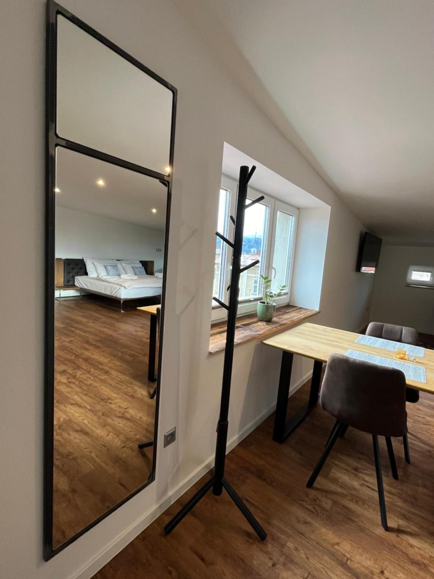Apartmany Male Namesti, Броумов Екстериор снимка